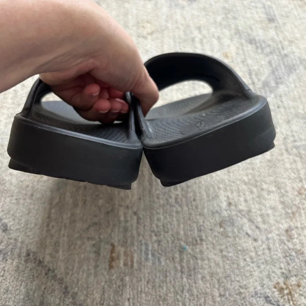 OOFOS NWT OOAHH SLIDE SANDAL Black Recovery Slides Comfy M10/W12 Unisex - Picture 3 of 6